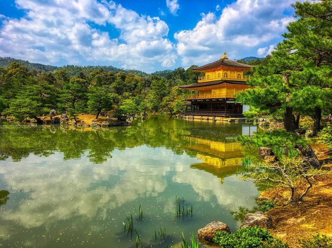  Kinkaku-Ji (Golden Pavilion) là ngôi chùa ở phía bắc Kyoto có hai tầng trên cùng được bao phủ hoàn toàn bằng vàng. Ngôi chùa là sự phối hợp hài hòa của kiến trúc với bối cảnh thiên nhiên xung quanh. Từ những tán cây xanh, mặt nước long lanh như gương sáng đến những con đường bao quanh hay từng khối đá nhô lên tưởng chừng đã được bài trí đến cảnh giới hài hòa nhất của kiến trúc. Ảnh: alexx_lap. 