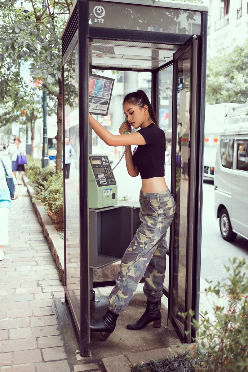 Không chỉ thả dáng đầy chuyên nghiệp với thần thái đỉnh cao mà Tiểu Vy còn khéo léo khoe vòng eo con kiến với áo croptop và quần jogger rằn ri cực chất. Không chỉ thả dáng đầy chuyên nghiệp với thần thái đỉnh cao mà Tiểu Vy còn khéo léo khoe vòng eo con kiến với áo croptop và quần jogger rằn ri cực chất.