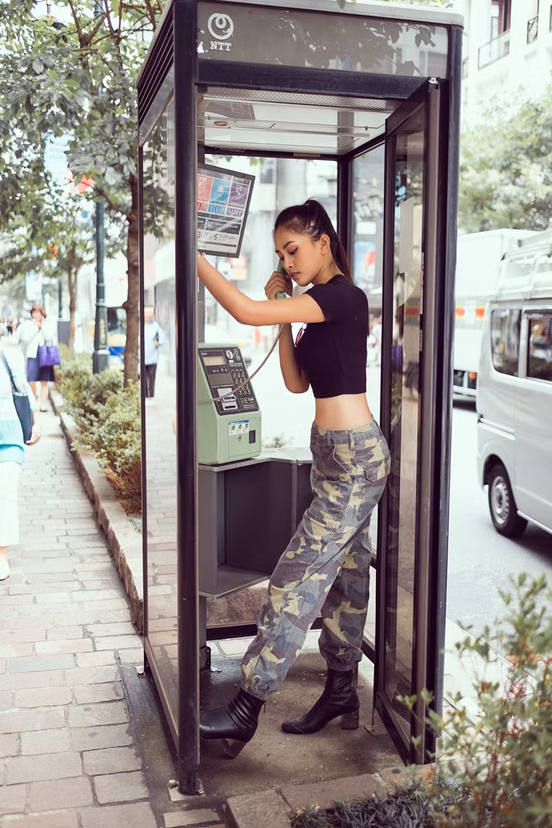 Không chỉ thả dáng đầy chuyên nghiệp với thần thái đỉnh cao mà Tiểu Vy còn khéo léo khoe vòng eo con kiến với áo croptop và quần jogger rằn ri cực chất.