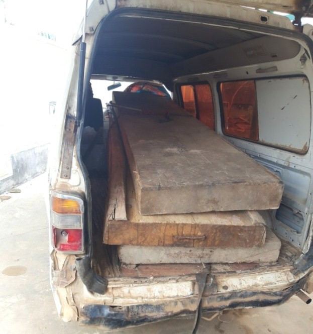  Ba tấm phản gỗ quý hiếm (cho rằng đã bị mục) được cho lãnh đạo xã. Ảnh ông Tôn cung cấp