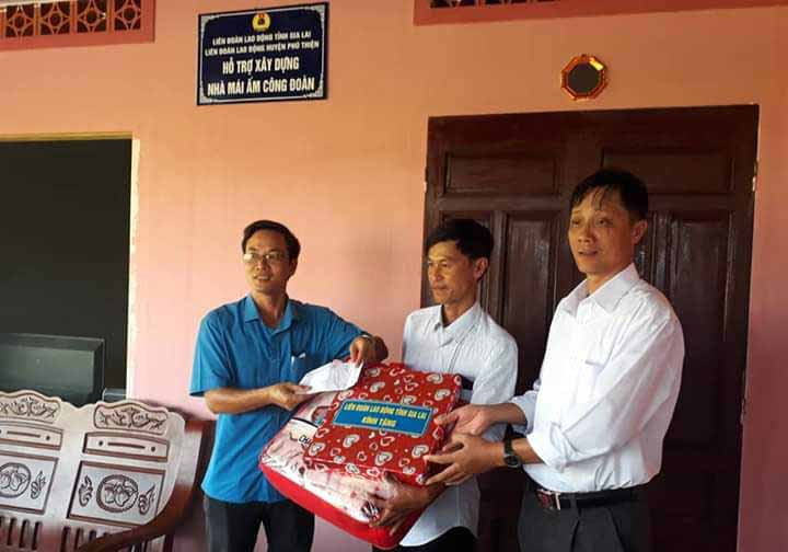 	Trao quà khánh thành nhà mái ấm công đoàn. Ảnh: Đức Phương
