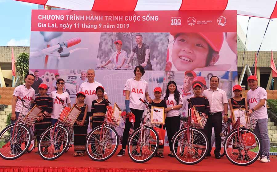  Trao tặng xe đạp tượng trưng cho trẻ em có hoàn cảnh khó khăn. Ảnh: Đinh Yến