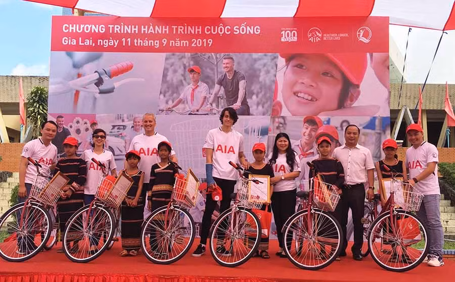  Trao tặng xe đạp tượng trưng cho trẻ em có hoàn cảnh khó khăn. Ảnh: Đinh Yến