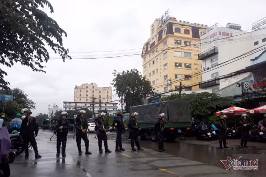  Lực lượng cảnh sát phong tỏa hiện trường từ xa. Ảnh: Thanh Tùng