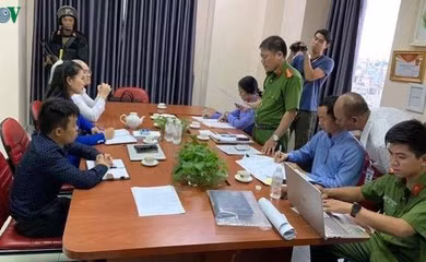  Đọc lệnh bắt Nguyễn Thái Luyện – bên trong trụ sở Công ty cổ phần địa ốc Alibaba.