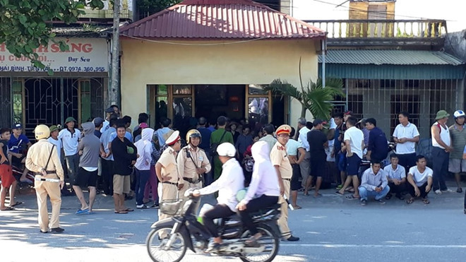Người dân địa phương tập trung rất đông tại nhà bà L. Ảnh CTV Người dân địa phương tập trung rất đông tại nhà bà L. Ảnh CTV