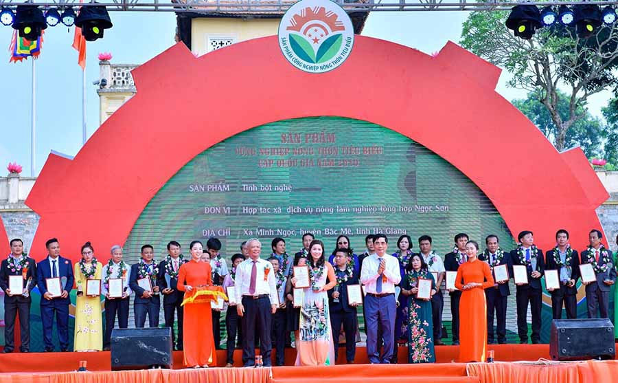 Bà Võ Thị Tuyết Hà-Phó Tổng Giám đốc Công ty Trường Sinh nhận giải thưởng CNNT tiêu biểu cấp quốc gia năm 2019. Ảnh: H.Đ.T Bà Võ Thị Tuyết Hà-Phó Tổng Giám đốc Công ty Trường Sinh nhận giải thưởng CNNT tiêu biểu cấp quốc gia năm 2019. Ảnh: H.Đ.T