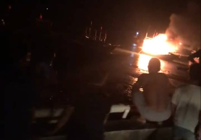 Chiếc tàu cá bất ngờ nổ, cháy khiến 2 người chết, 1 người mất tích và 7 người bị thương Chiếc tàu cá bất ngờ nổ, cháy khiến 2 người chết, 1 người mất tích và 7 người bị thương