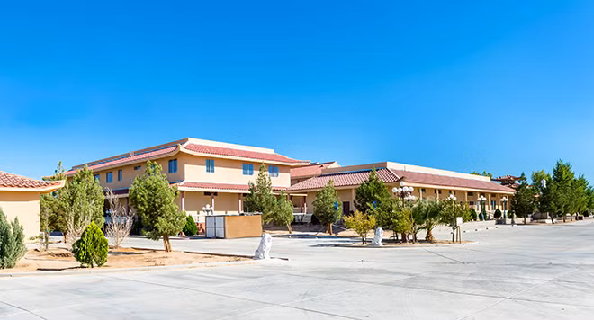 Phía sau ngôi chánh điện, thiền viện có những công trình xây dựng lớn như thư viện, tăng xá, trai đường hai tầng và nhiều thất (căn nhà nhỏ) cho phật tử ở lại dự các khóa tu học.