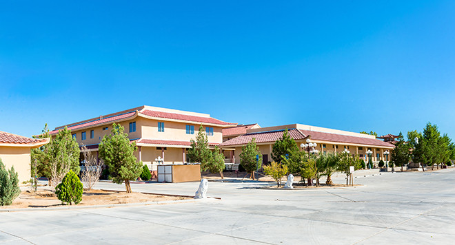 Phía sau ngôi chánh điện, thiền viện có những công trình xây dựng lớn như thư viện, tăng xá, trai đường hai tầng và nhiều thất (căn nhà nhỏ) cho phật tử ở lại dự các khóa tu học.