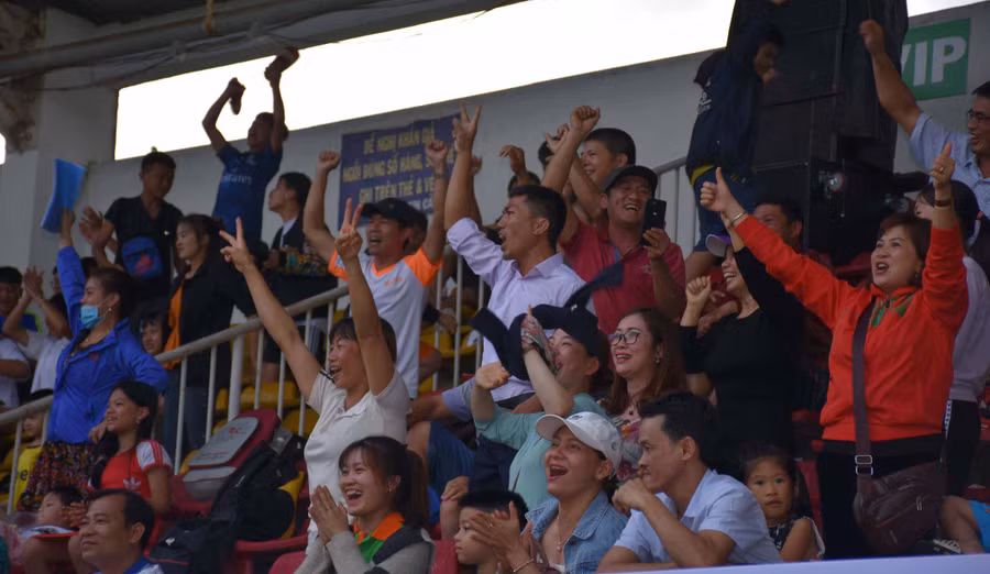 Khán giả cổ vũ cho 2 đội đá trận chung kết. Ảnh: Hà Phương