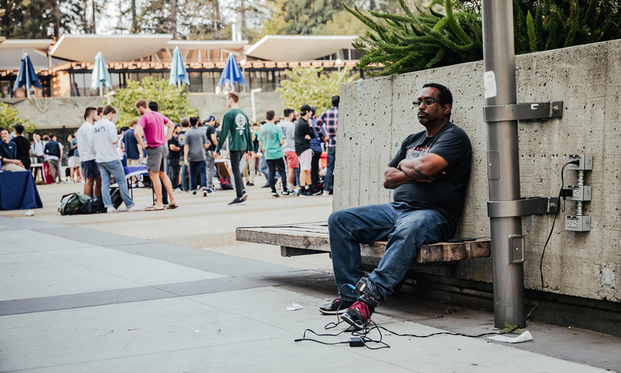  Willard Birts, sống tại Oakland, Mỹ, phải ngồi im 2 giờ mỗi ngày để sạc vòng theo dõi của mình. Ảnh: Guardian.