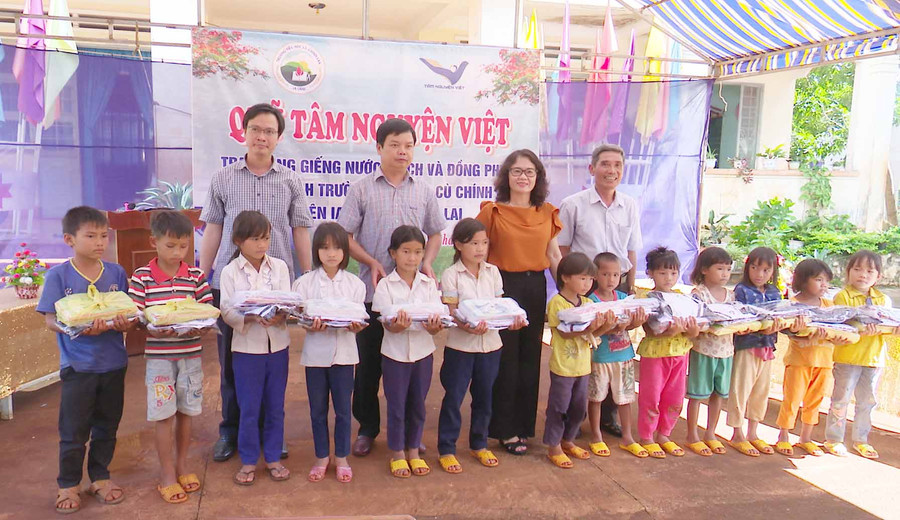 Ảnh: Các em học sinh nhận sách giáo khoa, đồng phục mới từ Quỹ Tâm Nguyện Việt. Ảnh: Minh Thoan