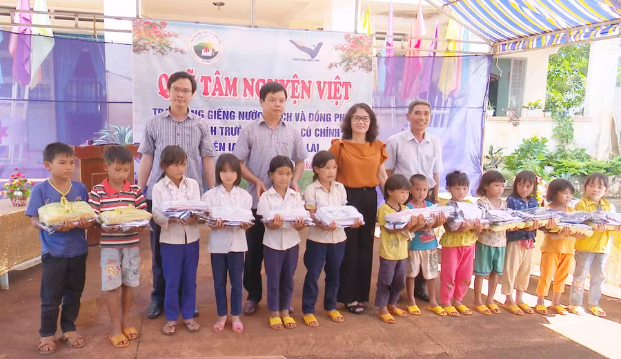 Ảnh: Các em học sinh nhận sách giáo khoa, đồng phục mới từ Quỹ Tâm Nguyện Việt. Ảnh: Minh Thoan