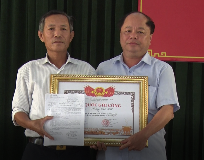 Ông Lê Thế Kỳ - Phó Chủ tịch UBND huyện Tĩnh Gia trao bằng Tổ quốc ghi công cho thân nhân Liệt sĩ Hoàng Đức Hải.