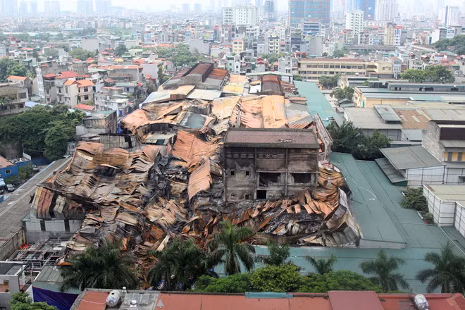 Công ty Rạng Đông tan hoang sau vụ cháy- Ảnh: Trần Cường