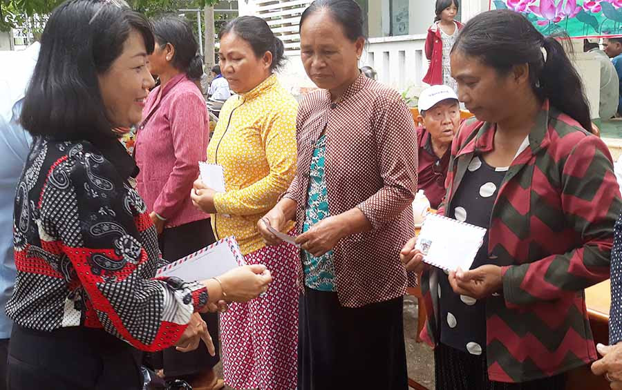  Niềm vui của hội viên nghèo khi được quan tâm. Ảnh: Mai Linh