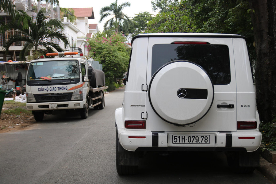 Mẫu xe hàng hiếm cuối cùng có thể tham gia lễ cưới là "ông hoàng off-road" Mercedes-AMG G 63 Edition 1. Đây là mẫu xe mới nhất góp mặt vào bộ sưu tập của đại gia ngành nhựa. Sau khi bán đi những siêu phẩm đình đám như Bugatti Veyron, Lamborghini Aventador SV và McLaren 650S, Minh Nhựa tậu SUV là chủ yếu. Ảnh: Thịnh BMW. Mẫu xe hàng hiếm cuối cùng có thể tham gia lễ cưới là