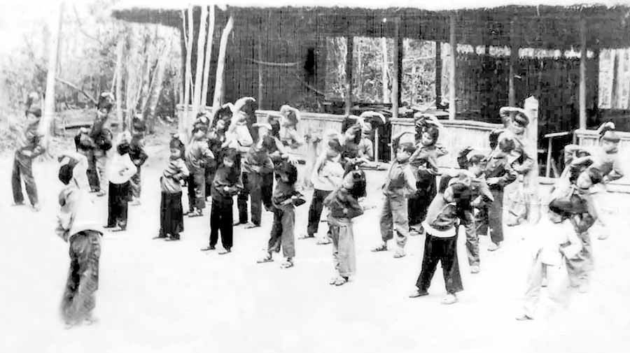  Học sinh Trường Phổ thông cấp I thị trấn Dân Chủ tập thể dục giữa giờ (ảnh tư liệu).