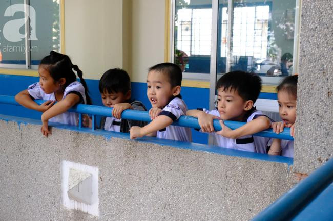  Từ ngày vào lớp 1, các em rất thích thú với hành lang lớp học.