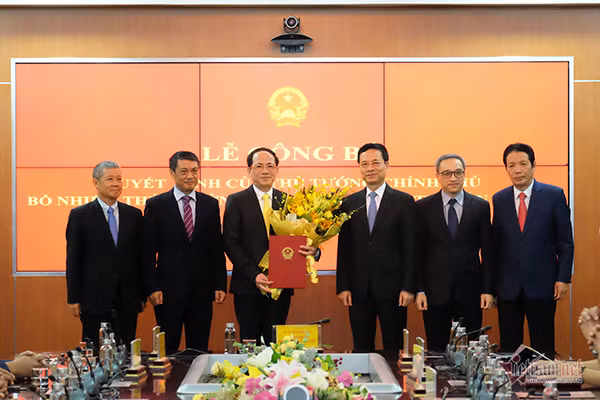  Tân Thứ trưởng Bộ TT&TT Phạm Anh Tuấn chụp ảnh lưu niệm cùng ban lãnh đạo Bộ TT&TT. Ảnh: Trọng Đạt