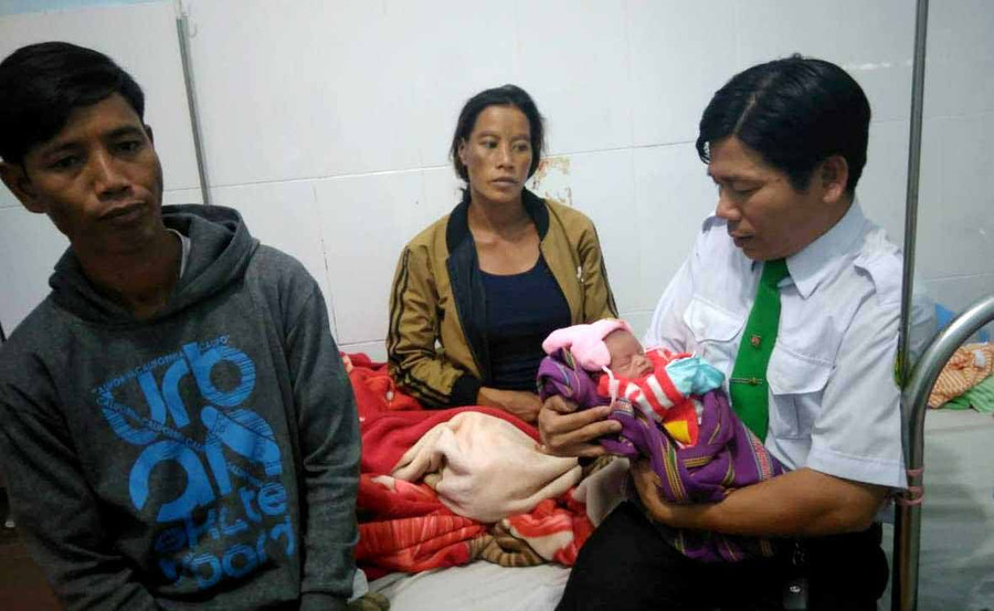 Anh Thành và vợ chồng chị Đinh Hen cùng cháu bé tại Trung tâm Y tế huyện Chư Sê. Ảnh: Lê Hòa Anh Thành và vợ chồng chị Đinh Hen cùng cháu bé tại Trung tâm Y tế huyện Chư Sê. Ảnh: Lê Hòa
