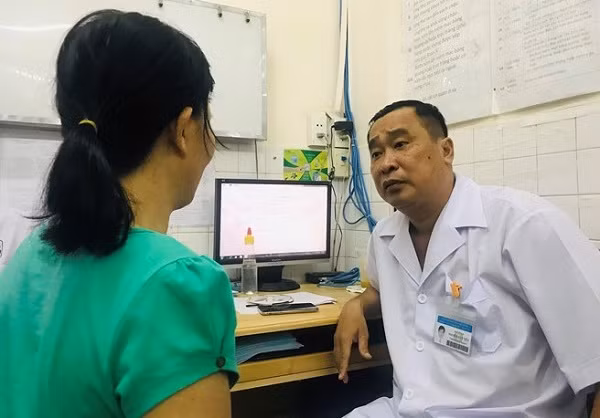 Một nữ bệnh nhân chưa lập gia đình nhưng mắc ung thư buồng trứng đang được bác sĩ Tiến tư vấn - Ảnh: news.zing.vn