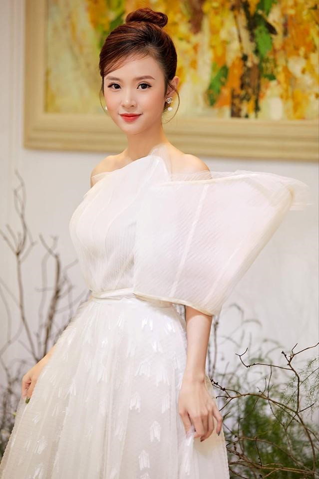 Sắc trắng luôn là gam màu ưa chuộng trên trang phục của Midu tại các sự kiện thời trang. Cô nữ tính với phom dáng váy xoè bồng bềnh làm bằng chất liệu organza cùng chi tiếp dựng phồng tay áo lạ mắt.