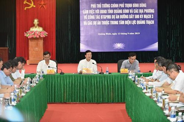  Phó Thủ tướng Trịnh Đình Dũng chủ trì cuộc làm việc với lãnh đạo UBND 9 địa phương có đường dây đi qua - Ảnh: VGP/Nhật Bắc
