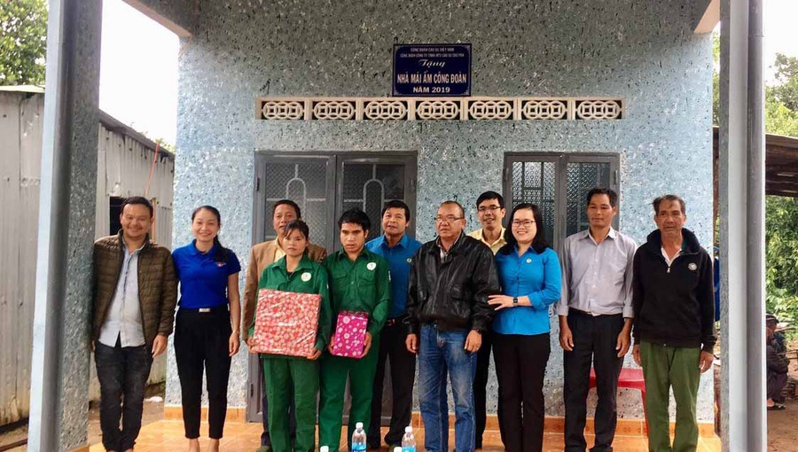  Lãnh đạo Công đoàn Công ty trao quà cho gia đình. Ảnh: Hà Đức Thành