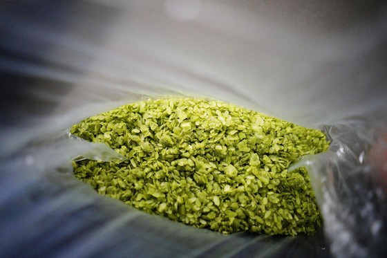 Cốm non được người dân bán cho khách du lịch với giá khoảng 100.000 đồng/kg.