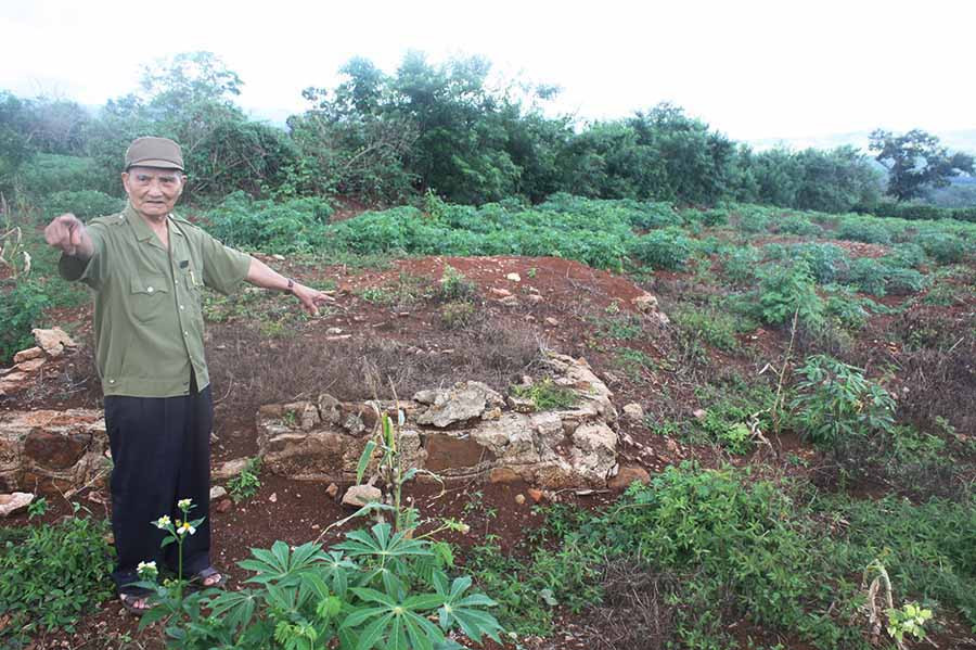  Ông Hồ Miên về lại chiến trường xưa (làng Đê Đoa, xã Đak Sơ Mei, huyện Đak Đoa). Ảnh: Q.N