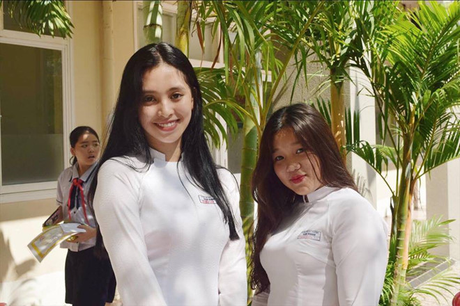 Nhìn lại hình ảnh trước khi đăng quang, có thể thấy Tiểu Vy đã thay đổi phong cách khá nhiều. Không còn là nữ sinh hồn nhiên, cô ở trên cương vị hoa hậu trong thời gian khá dài, trưởng thành theo từng ngày.