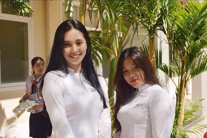 Nhìn lại hình ảnh trước khi đăng quang, có thể thấy Tiểu Vy đã thay đổi phong cách khá nhiều. Không còn là nữ sinh hồn nhiên, cô ở trên cương vị hoa hậu trong thời gian khá dài, trưởng thành theo từng ngày.