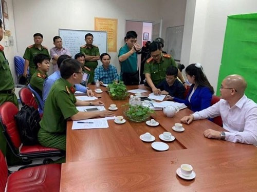 Công an làm việc với các ông Nguyễn Thái Luyện, Nguyễn Thái Lĩnh tại trụ sở Công ty Alibaba chiều 18-9 Ảnh: SỸ HƯNG/NLĐO Công an làm việc với các ông Nguyễn Thái Luyện, Nguyễn Thái Lĩnh tại trụ sở Công ty Alibaba chiều 18-9 Ảnh: SỸ HƯNG/NLĐO
