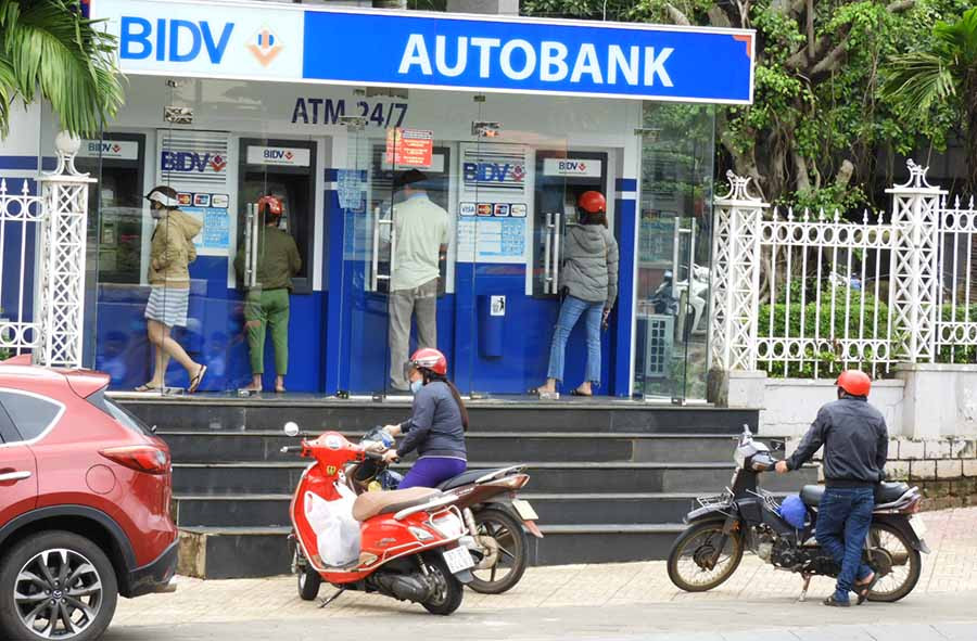  Người dân đến giao dịch rút tiền tại các điểm ATM. Ảnh: L.T