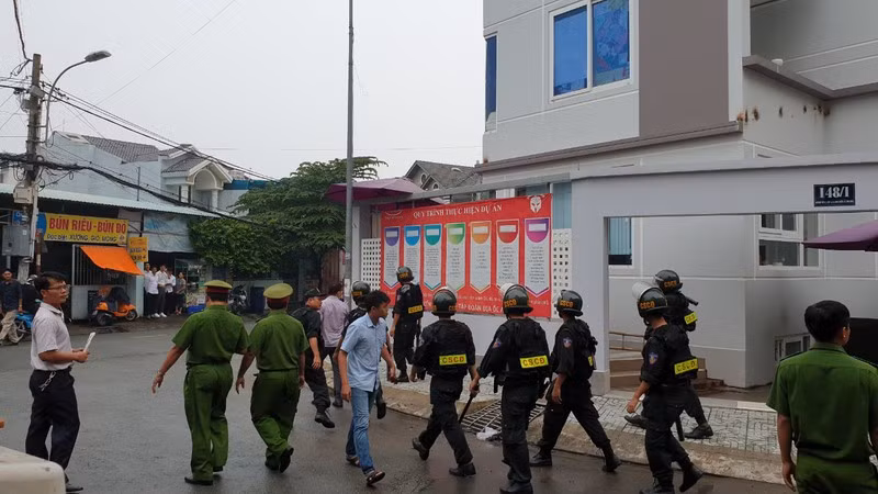  Cảnh sát cơ động tại trụ sở chi nhánh của Alibaba. (Ảnh: N.T)