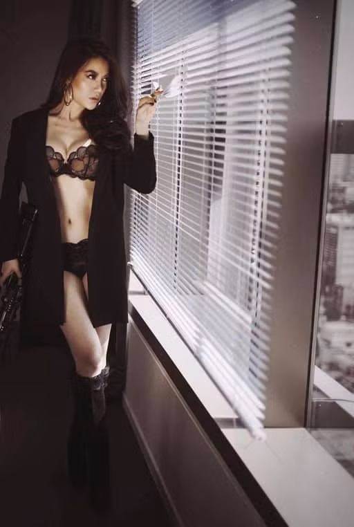 Năm 2014, dù đã 38 tuổi nhưng Trương Ngọc Ánh vẫn khiến nhiều khán giả ấn tượng khi vào vai bà trùm Hương Ga cực ngầu và sexy trong bộ phim cùng tên rất ăn khách thời điểm đó. Các fan hy vọng với 