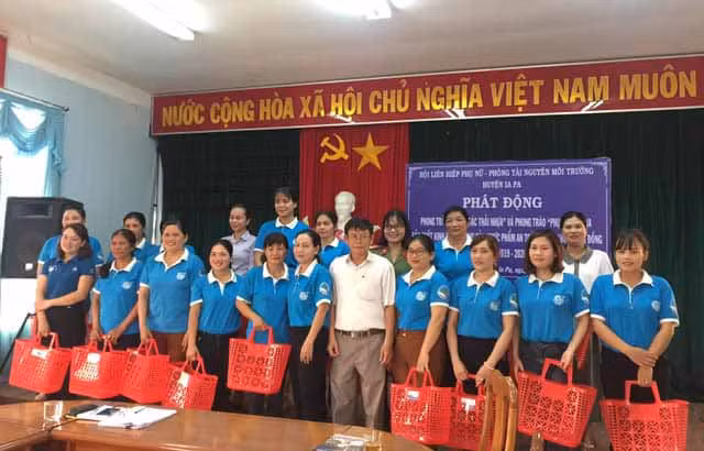 Đại diện Phòng Tài nguyên và môi trường tặng giỏ nhựa cho cán bộ, hội viên phụ nữ. Ảnh: Hoàng Hiền