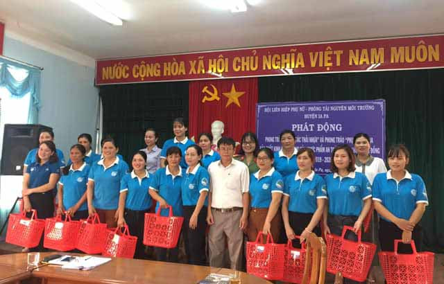 Đại diện Phòng Tài nguyên và môi trường tặng giỏ nhựa cho cán bộ, hội viên phụ nữ. Ảnh: Hoàng Hiền