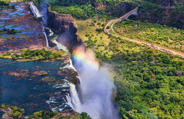 Cầu vồng trên thác Victoria ở biên giới Zimbabwe và Zambia. Đây là thác nước cao nhất thế giới.
