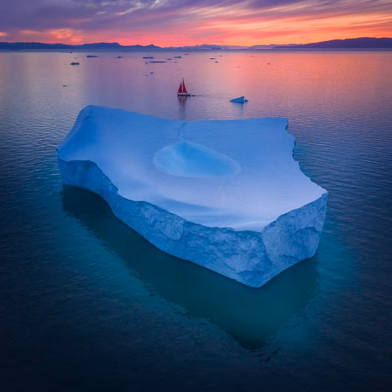  Một tảng băng có bề mặt tương đối bằng phẳng với một 