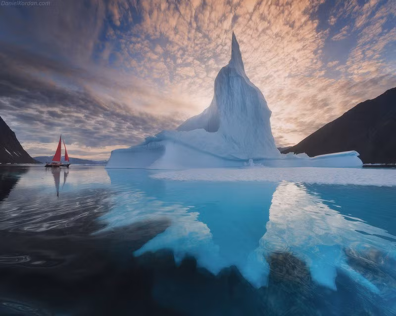  Hình ảnh phản chiếu trên mặt biển phẳng lặng như gương soi tạo nên bức tranh thiên nhiên thật ấn tượng.