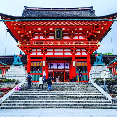 Fushimi Inari Taisha (Fushimi-ku, Kyoto) là ngôi đền nổi tiếng với hàng vạn chiếc 