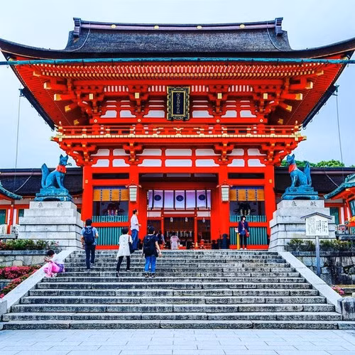 Fushimi Inari Taisha (Fushimi-ku, Kyoto) là ngôi đền nổi tiếng với hàng vạn chiếc 