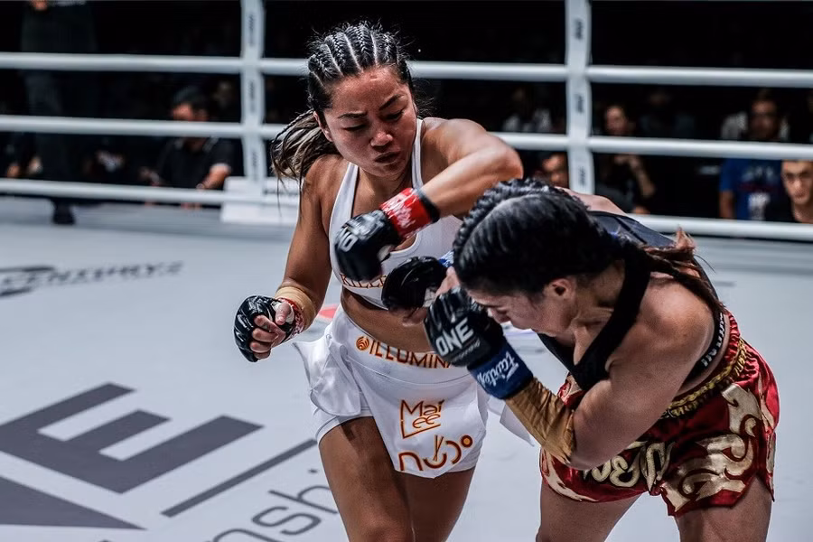 Bi Nguyễn (trắng) vs Puja Tomar (đỏ) . Anh: One