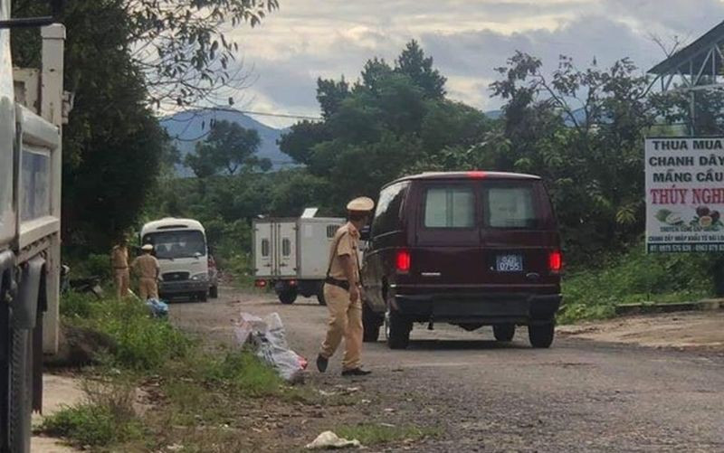 Công ty Xuất Nhập khẩu Đồng An Viên bắt đầu hoạt động từ 17/7/2013. Lĩnh vực bán buôn vật liệu thiết bị khác trong xây dựng. Trong ảnh: Lực lượng CSGT được huy động bảo vệ hiện trường vòng ngoài vụ bắt giữ. Ảnh: SGGP.