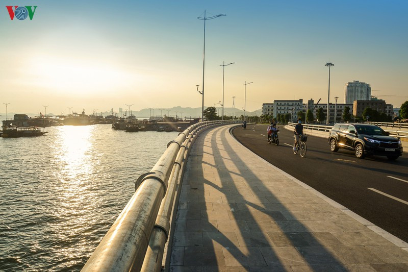  Phía biển được lắp đặt lan can kẽm, lát đá trắng, tạo nên phần đường rộng rãi thoáng đãng dành cho người đi bộ.