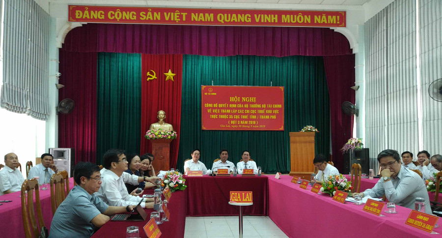 Đầu cầu Gia Lai tham dự Hội nghị trực tuyến công bố các quyết định của Bộ trưởng Bộ Tài chính về thành lập các Chi cục Thuế khu vực. Ảnh: Sơn Ca Đầu cầu Gia Lai tham dự Hội nghị trực tuyến công bố các quyết định của Bộ trưởng Bộ Tài chính về thành lập các Chi cục Thuế khu vực. Ảnh: Sơn Ca