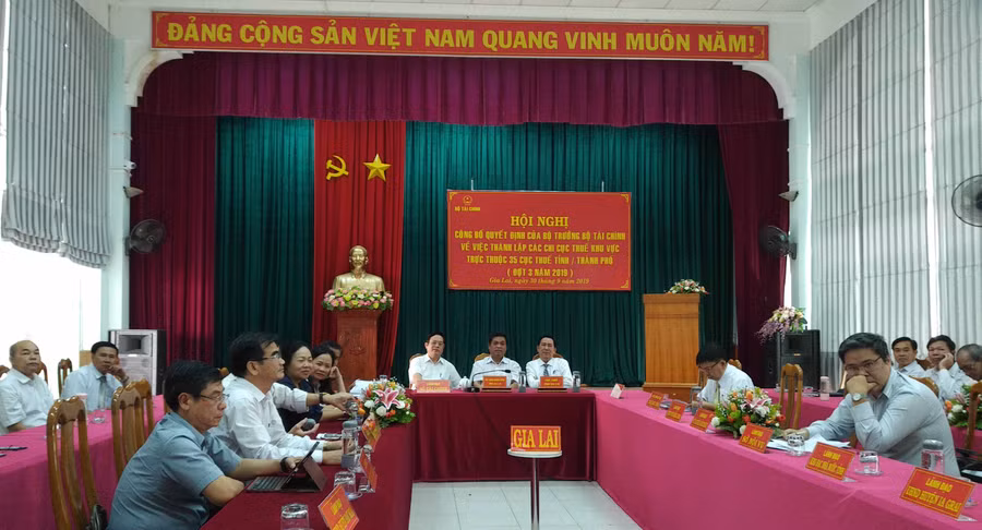 Đầu cầu Gia Lai tham dự Hội nghị trực tuyến công bố các quyết định của Bộ trưởng Bộ Tài chính về thành lập các Chi cục Thuế khu vực. Ảnh: Sơn Ca